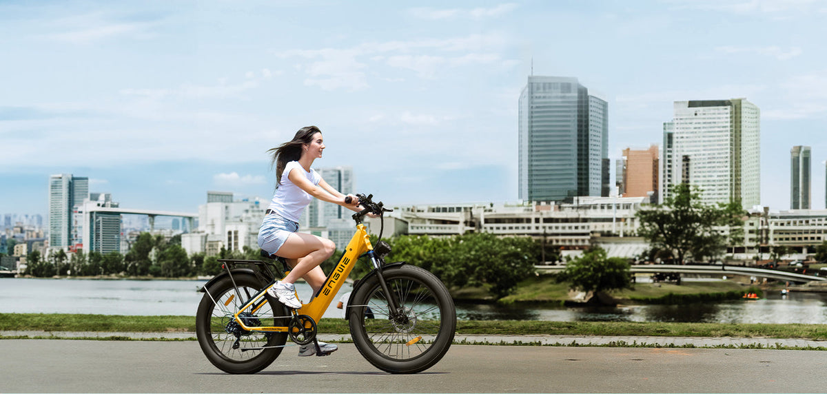 Engwe E26 rider in the city